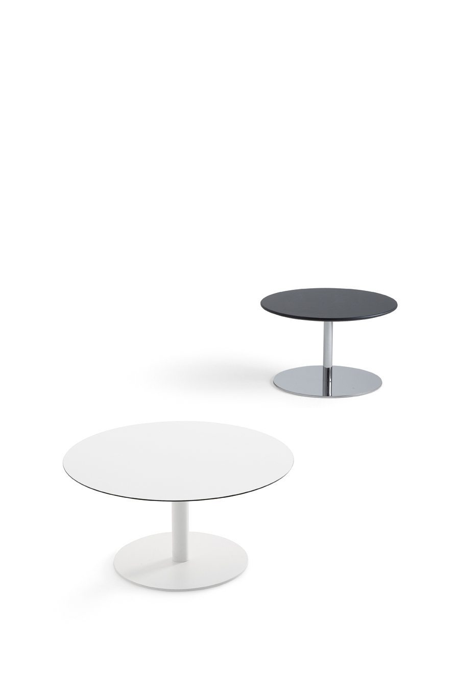 Tische Kaleox, Basisversion; <br>runde Tischplatten, Tischhhe 40 cm; <br> 80 cm, wei; Gestell wei lackiert (vorne); <br> 60 cm, schwarz; Gestell verchromt (hinten);